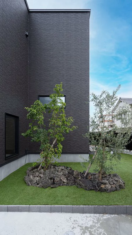 旗竿地・変形地を活かして設けた中庭のある住宅外観