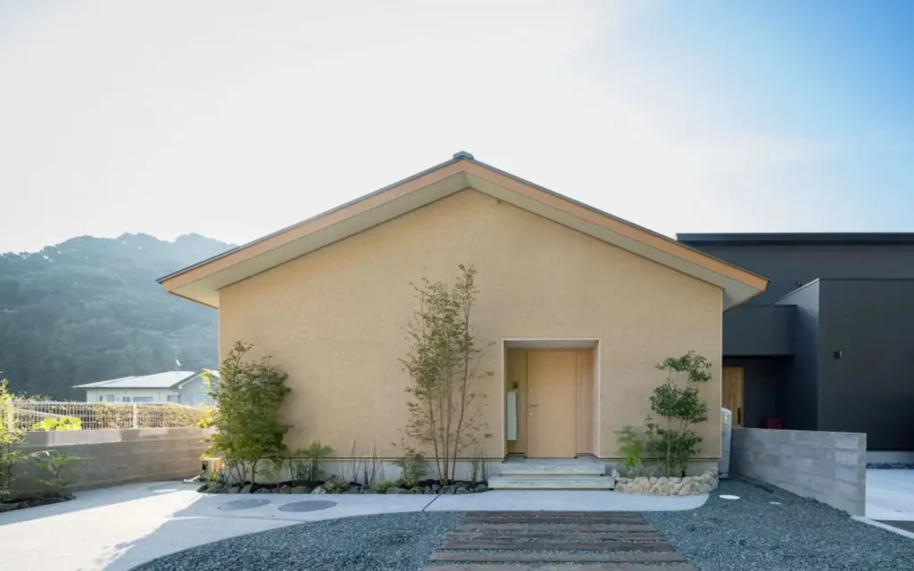 塗り壁の外壁と植栽のアプローチが調和する、ジャパンディ（和モダン）スタイルの住宅外観
